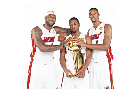 爱游戏-乒乓球赛场焦点！日本队对阵西班牙队，意外判罚引发热议，比赛氛围紧张